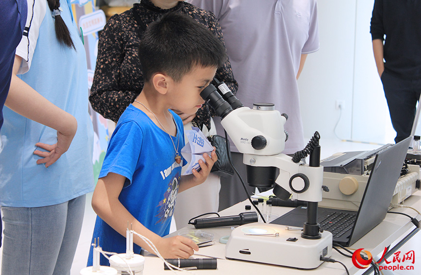小朋友积极参与科普市集。人民网记者 张静淇摄