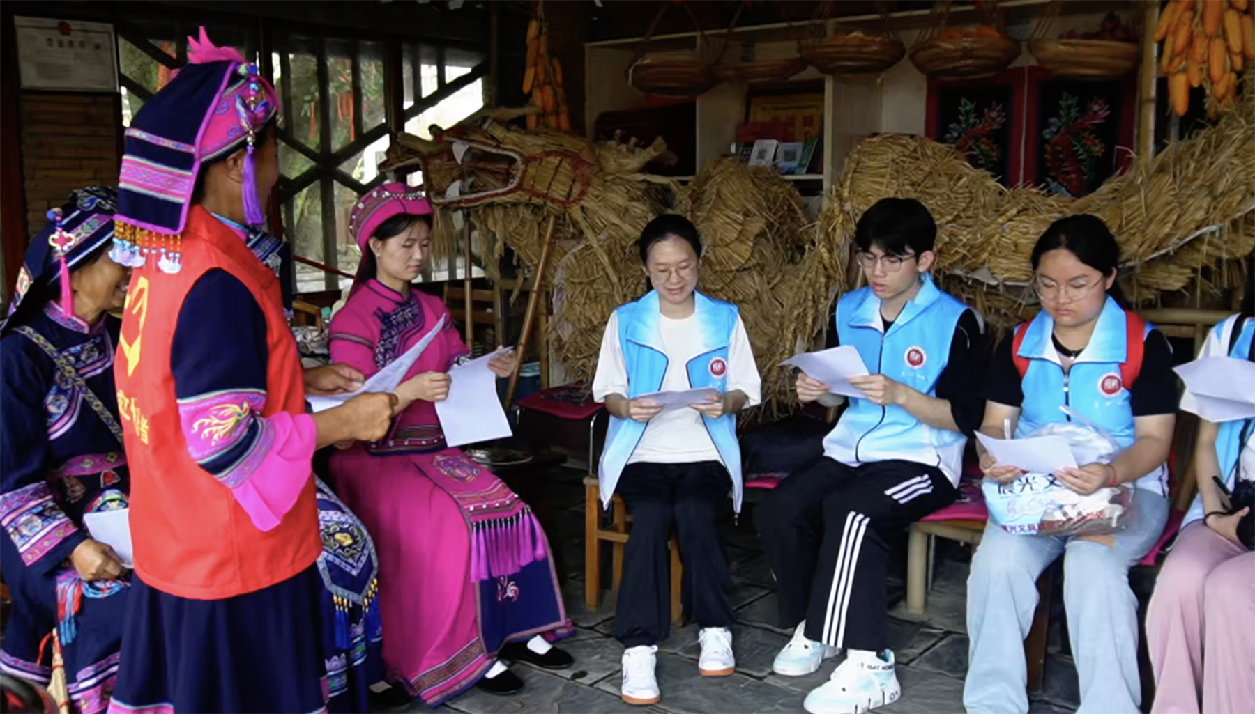 实践团在罗城开展社会实践活动。河池市融媒体中心供图