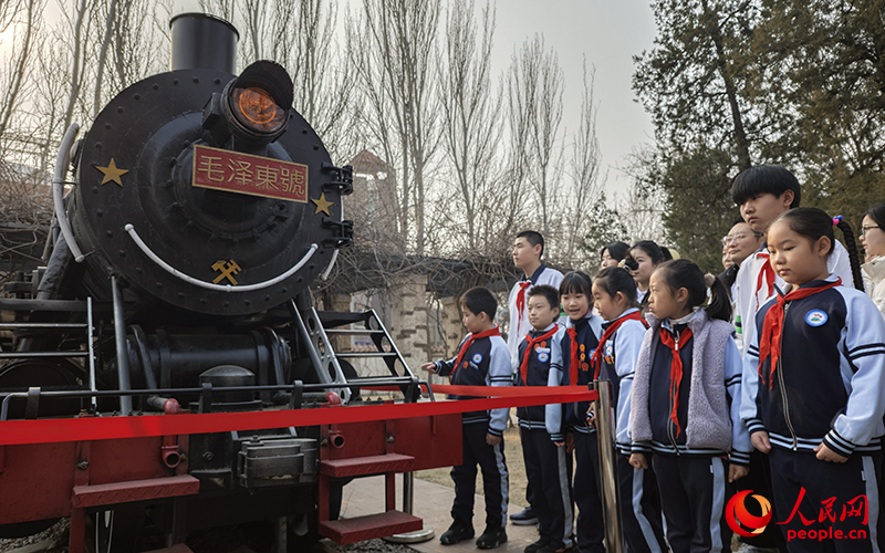 学生们了解“毛泽东号”机车的故事。人民网记者 孙一凡摄