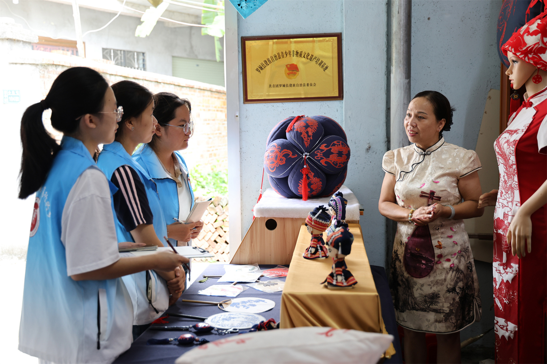 实践团在罗城开展社会实践活动。河池市融媒体中心供图